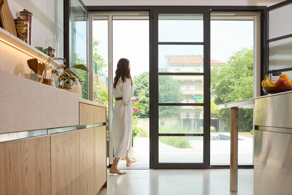 Miniatura Zanzariera Laterale Senza Barriera per Porta-Finestra modello FREE PLUS